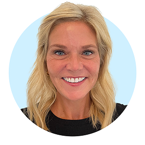 Smiling woman with long, wavy blonde hair